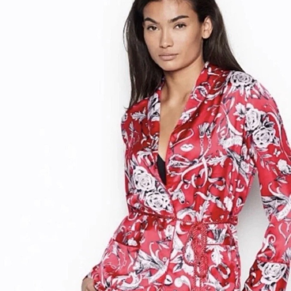 Victoria Secret PJ set. Has no belt. But all buttons are intact